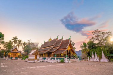 Dünya mirası Wat Chiang Tong 'da, Luang Prabang gün batımında Laos' ta.