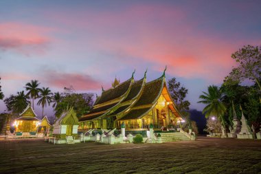 Dünya mirası Wat Chiang Tong 'da, Luang Prabang gün batımında Laos' ta.