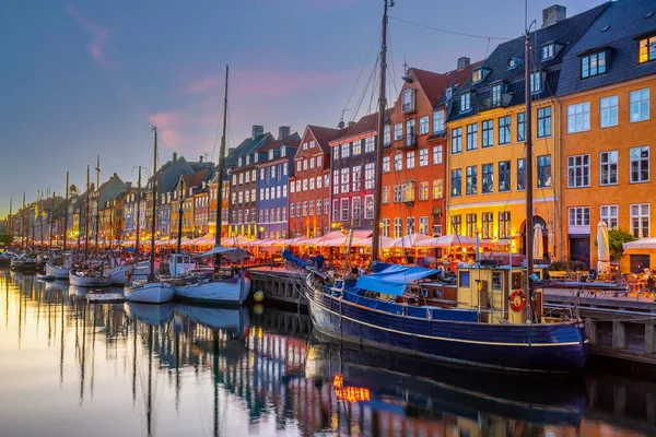 デンマークのダウンタウンコペンハーゲン市のスカイラインのシティスケープは 日没の有名な古いニーチェ港で — ストック写真
