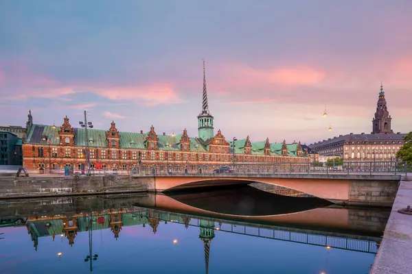 日没のデンマークのコペンハーゲン市街のスカイラインのシティスケープ — ストック写真