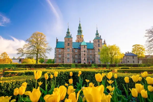 Giardini Del Castello Rosenborg Copenaghen Danimarca Con Cielo Blu Immagini Stock Royalty Free