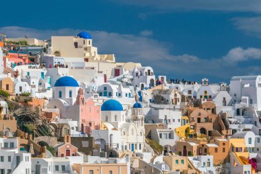 Yunanistan 'ın Santorini adasındaki Oia kentinin manzarası. 