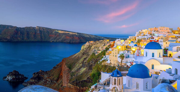 Феттель из города Оя на острове Санторини в Греции. Панорамный вид на закат. 