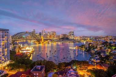Günbatımında Avustralya 'da Sydney şehir merkezi gökyüzü manzarası