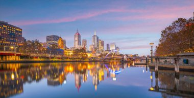 Avustralya 'da alacakaranlıkta Melbourne şehri ufuk çizgisi
