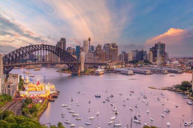 Günbatımında Avustralya 'da Sydney şehir merkezi gökyüzü manzarası