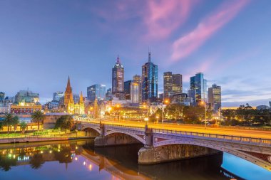 Avustralya 'da alacakaranlıkta Melbourne şehri ufuk çizgisi
