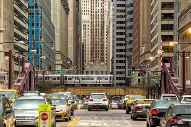 Chicago şehir merkezi, Amerika Birleşik Devletleri 'nde metro treniyle gökyüzü manzarası.