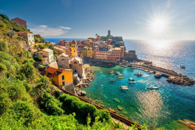 Vernazza, İtalya 'nın Cinque Terre bölgesindeki Akdeniz üzerindeki dağlarda renkli şehir manzarası