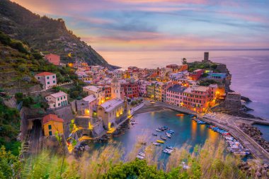 Vernazza, İtalya 'nın Cinque Terre bölgesindeki Akdeniz üzerindeki dağlarda renkli şehir manzarası