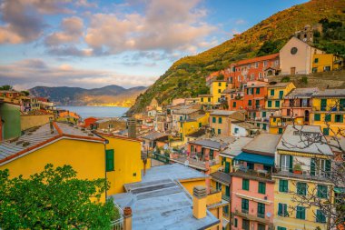 Vernazza, İtalya 'nın Cinque Terre bölgesindeki Akdeniz üzerindeki dağlarda renkli şehir manzarası