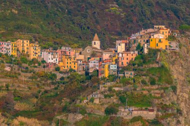 Corniglia, İtalya 'nın Cinque Terre bölgesindeki Akdeniz üzerindeki dağlarda renkli şehir manzarası