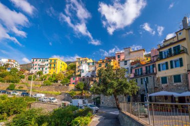 Corniglia, İtalya 'nın Cinque Terre bölgesindeki Akdeniz üzerindeki dağlarda renkli şehir manzarası