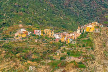 Corniglia, İtalya 'nın Cinque Terre bölgesindeki Akdeniz üzerindeki dağlarda renkli şehir manzarası