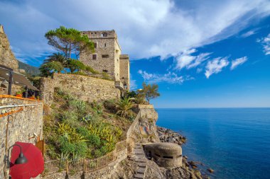 Monterosso al Mare, İtalya Cinque Terre Avrupa 'da Akdeniz üzerindeki dağlarda renkli şehir manzarası