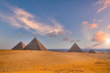 Giza Piramitleri ve Kahire 'deki Büyük Sfenks manzarası