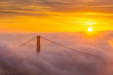 Kaliforniya 'daki San Francisco Golden Gate Köprüsü Alacakaranlıkta ABD