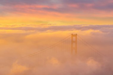 Kaliforniya 'daki San Francisco Golden Gate Köprüsü Alacakaranlıkta ABD