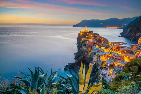 Vernazza, İtalya 'nın Cinque Terre bölgesindeki Akdeniz üzerindeki dağlarda renkli şehir manzarası