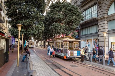 SAN FRANCISCO, ABD - 24 Mart 2014: San Francisco şehir merkezindeki Cable Car Tram, ABD