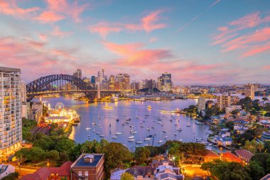 Günbatımında Avustralya 'da Sydney şehir merkezinin ufuk çizgisi