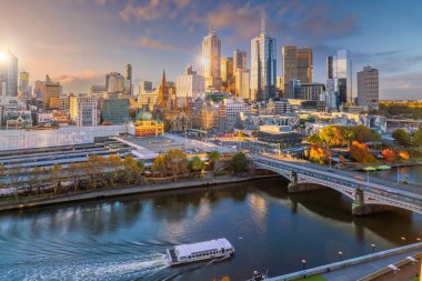 Melbourne şehir merkezi Avustralya 'nın gökyüzü manzarası gün batımında tepeden bakıldığında