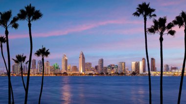 Gün batımında San Diego şehir merkezi Ufuk çizgisi şehir merkezi