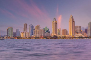 Gün batımında San Diego şehir merkezi Ufuk çizgisi şehir merkezi
