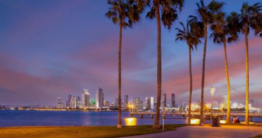 Gün batımında San Diego şehir merkezi Ufuk çizgisi şehir merkezi