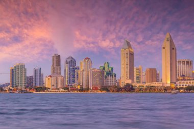 Gün batımında San Diego şehir merkezi Ufuk çizgisi şehir merkezi