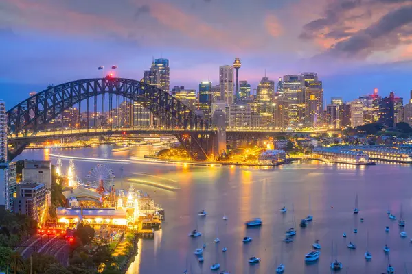 Günbatımında Avustralya 'da Sydney şehir merkezinin ufuk çizgisi