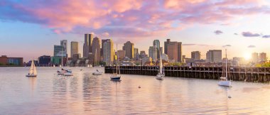 Boston Limanı silüeti ve Massachusetts Finansal Bölgesi, ABD gün batımında