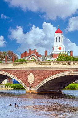 Amerika 'daki Massachusetts, Boston Charles Nehri üzerinde saat kulesi olan klasik bir köprü.