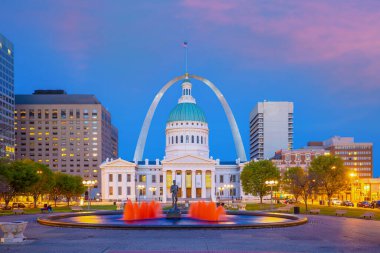 St. Louis şehir merkezi. Gün batımında Missouri 'de bulunan The Gateway Arch ile gökyüzü.