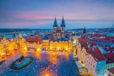 Prag şehir merkezi ufuk çizgisi, Çek Cumhuriyeti 'nin eski şehir manzarası. Manzara ve dünya seyahati kavramı