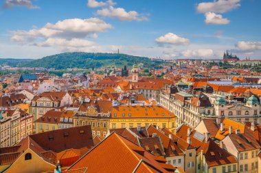 Prag şehir merkezi ufuk çizgisi, Çek Cumhuriyeti 'nin eski şehir manzarası. Manzara ve dünya seyahati kavramı