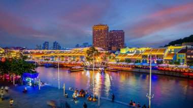 Singapur şehir merkezi ufuk çizgisi. Gün batımında Clarke Quay bölgesinin şehir manzarası