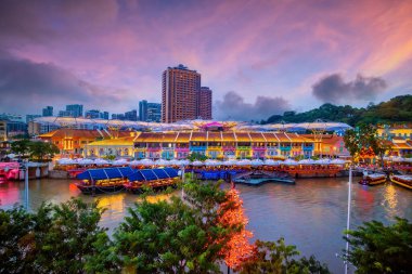 Singapur şehir merkezi ufuk çizgisi. Gün batımında Clarke Quay bölgesinin şehir manzarası