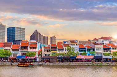 Singapur şehir merkezi ufuk çizgisi. Gün batımında Clarke Quay bölgesinin şehir manzarası