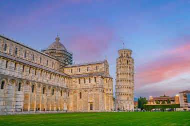 Gün batımında İtalya, Pisa 'daki Eğik Kule