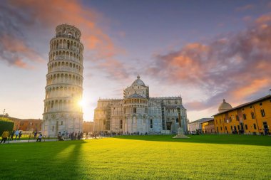 Gün batımında İtalya, Pisa 'daki Eğik Kule