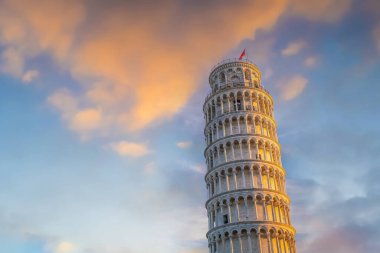 Gün batımında İtalya, Pisa 'daki Eğik Kule
