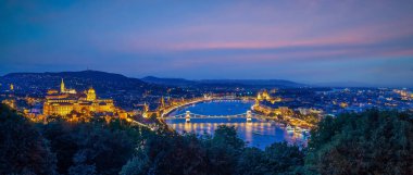 Budapeşte şehrinin silueti, Macaristan şehir manzarası Budapeşte Binası Parlamentosu ile gün batımında