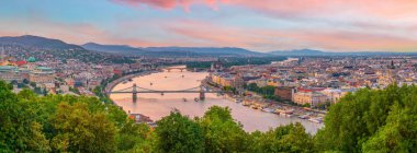 Budapeşte şehrinin silueti, Macaristan şehir manzarası Budapeşte Binası Parlamentosu ile gün batımında