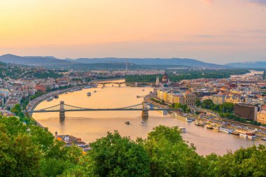 Budapeşte şehir merkezi, Macaristan şehir merkezi Macar Parlamento Binası ile gün batımında