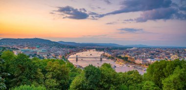 Budapeşte şehir merkezi, Macaristan şehir merkezi Macar Parlamento Binası ile gün batımında