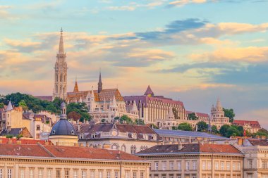 Budapeşte şehir merkezi, Macaristan şehir merkezi Macar Parlamento Binası ile gün batımında
