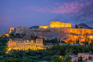 Atina şehir merkezi ufuk çizgisi, Akropolis ve Yunanistan 'daki Parthenon Tapınağı ile şehir manzarası gün batımında
