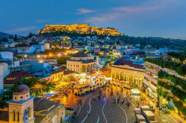 Atina şehir merkezi ufuk çizgisi, Akropolis ve Yunanistan 'daki Parthenon Tapınağı ile şehir merkezi Monastiraki Meydanı' ndan gün batımında