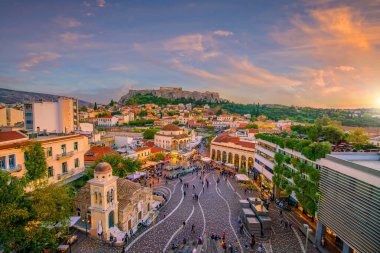 Atina şehir merkezi ufuk çizgisi, Akropolis ve Yunanistan 'daki Parthenon Tapınağı ile şehir merkezi Monastiraki Meydanı' ndan gün batımında